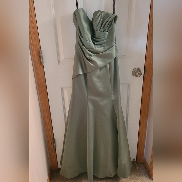 Dress - Picture 5 of 5